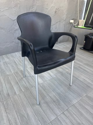 Sillas de jardín negras y plateadas x6 Cada una 7€