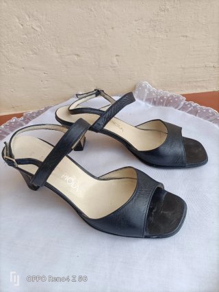 Sandalias de Piel Negras Piola