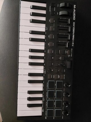 Controlador MIDI M-Audio Oxygen Pro Mini