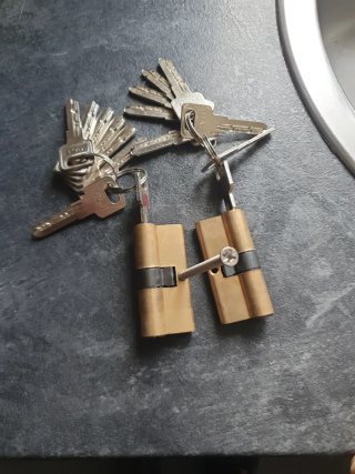 2 Bombines de cerradura con 8  llaves cada uno