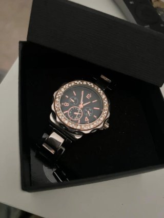 Reloj de pulsera con bisel de pedrería