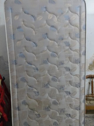Colchón de 90 cm con patas de cama