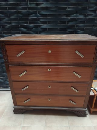 Cómoda de madera con 4 cajones