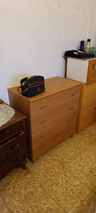 Cómoda de madera con 4 cajones , a negociar