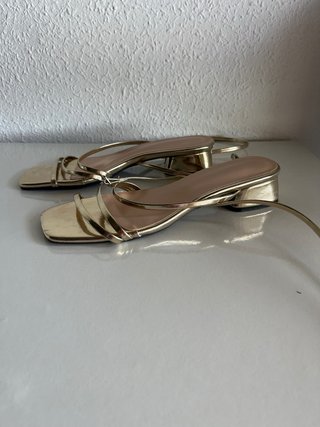 Sandalias doradas tacón bajo