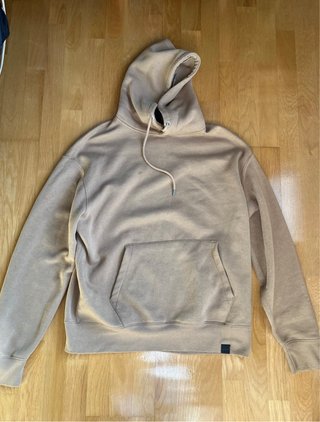 Sudadera con capucha beige con bandolera del rollo