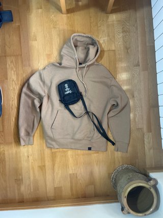 Sudadera con capucha beige con bandolera del rollo