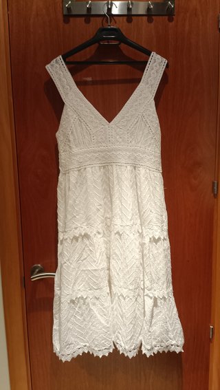 Vestido Blanco con Detalles de Encaje