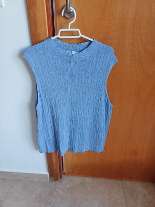Top azul sin mangas de punto