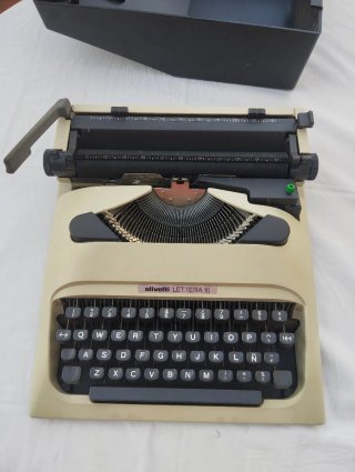 Máquina de escribir Olivetti Lettera 10