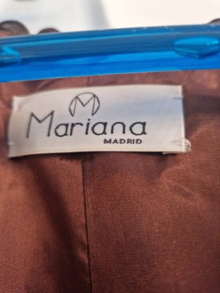 Vestido de fiesta marrón con volantes