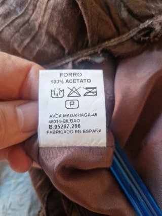 Vestido de fiesta marrón con volantes