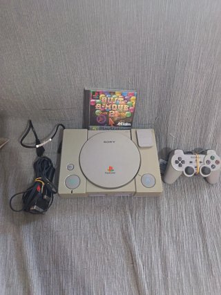 Consola PlayStation 1 (PS1) con mando y juego