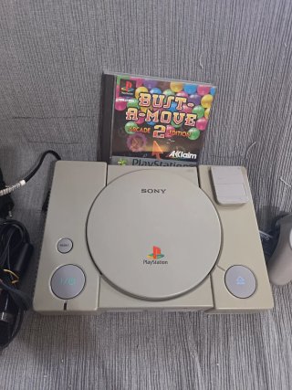 Consola PlayStation 1 (PS1) con mando y juego