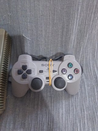 Consola PlayStation 1 (PS1) con mando y juego