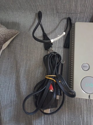 Consola PlayStation 1 (PS1) con mando y juego