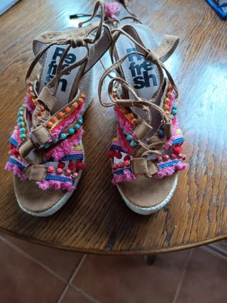 Sandalias cuña Refresh multicolor. Sin usar