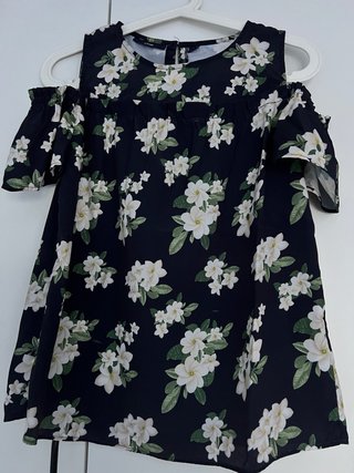 Blusa floral con hombros descubiertos