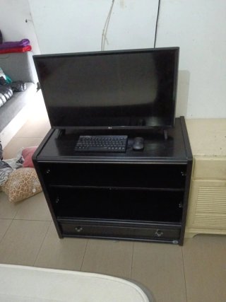 Mueble negro para TV con teclado y ratón