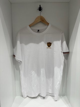 Camiseta MJWors blanca con escudo bordado