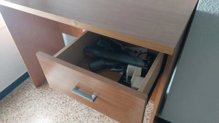 Escritorio de madera con cajón.
