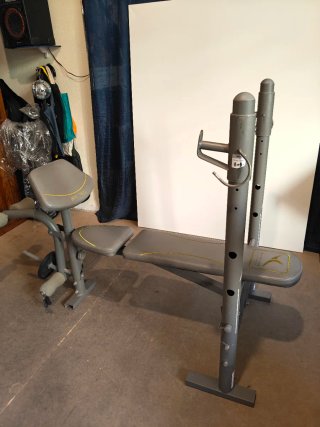 Banco de musculación Domyos con pupitre bíceps