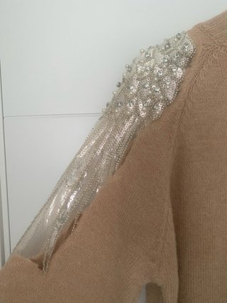 Vestido beige con detalles dorados en hombros