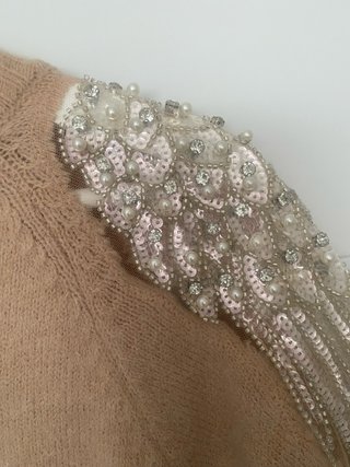 Vestido beige con detalles dorados en hombros