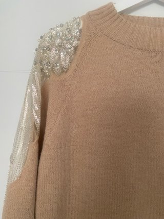 Vestido beige con detalles dorados en hombros