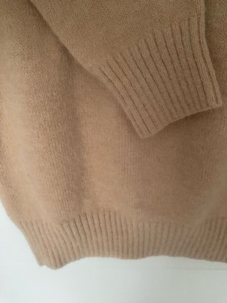 Vestido beige con detalles dorados en hombros