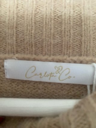 Vestido beige con detalles dorados en hombros
