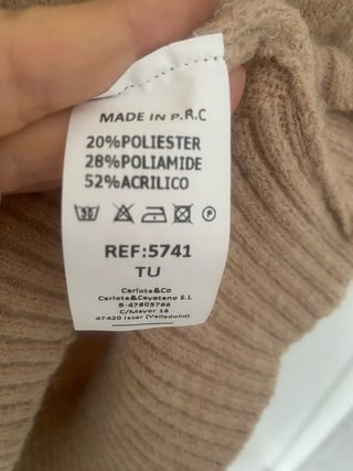 Vestido beige con detalles dorados en hombros