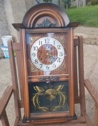 Reloj de pared antiguo de madera