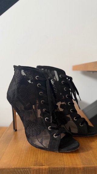Botines Zara Negros con Bordado