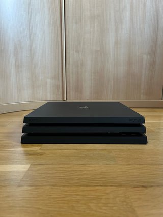 PS4 Pro 1TB + 2 DualShock 4 (confezione originale)