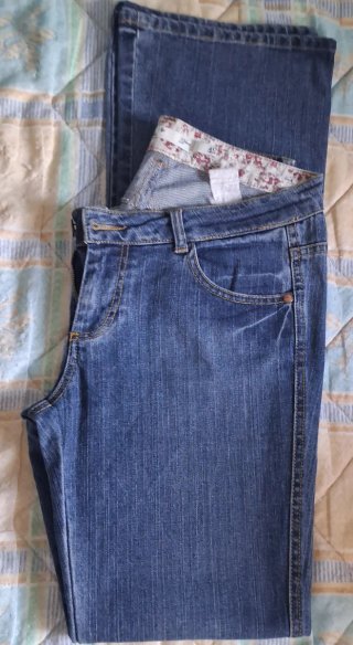 Pantalón vaquero azul. Corte bota