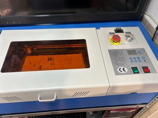 Máquina de corte y grabado láser