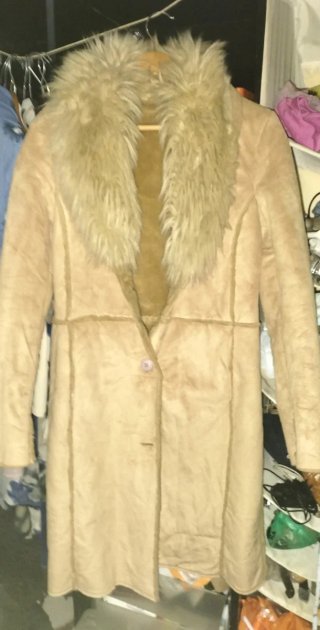 Abrigo de ante beige con cuello de pelo