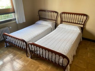 Dos camas de madera con somier por 100. €