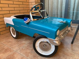 Coche de pedales de metal
