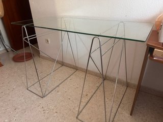 Escritorio de cristal y metal