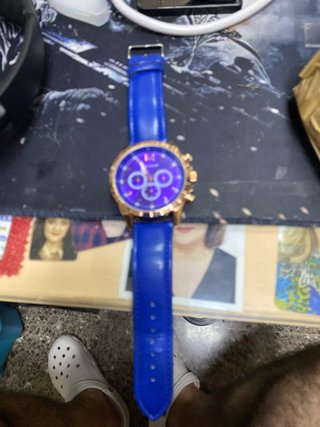 Reloj azul y dorado