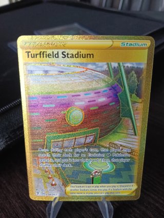 Carta Pokémon Turffield Stadium Dorada