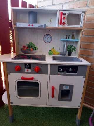 Cocinita de madera de juguete