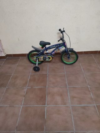 Bicicleta infantil azul con ruedines
