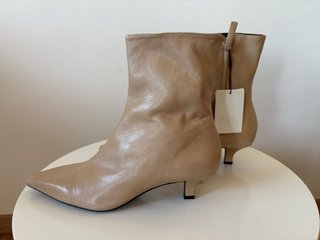 Botines de piel beige