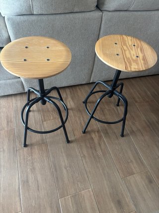 Taburetes redondos regulables de madera y metal