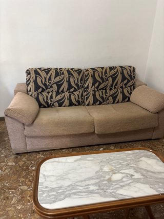 Sofá de dos plazas beige y estampado