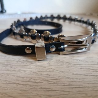 Cinturón Fino de Piel Negro con Flores color plata