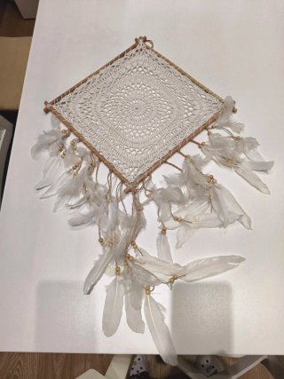 Atrapasueños blanco con plumas
